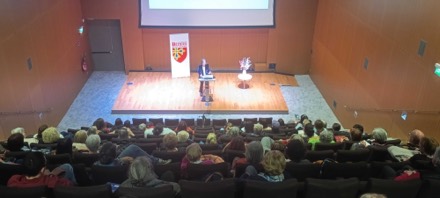 Yong Hee Cho en conférence devant un auditorium complet, à l’Agglomération Béziers Méditerranée.