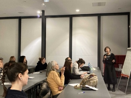 Yong Hee Cho animant un cours de coréen devant un groupe d’adultes.